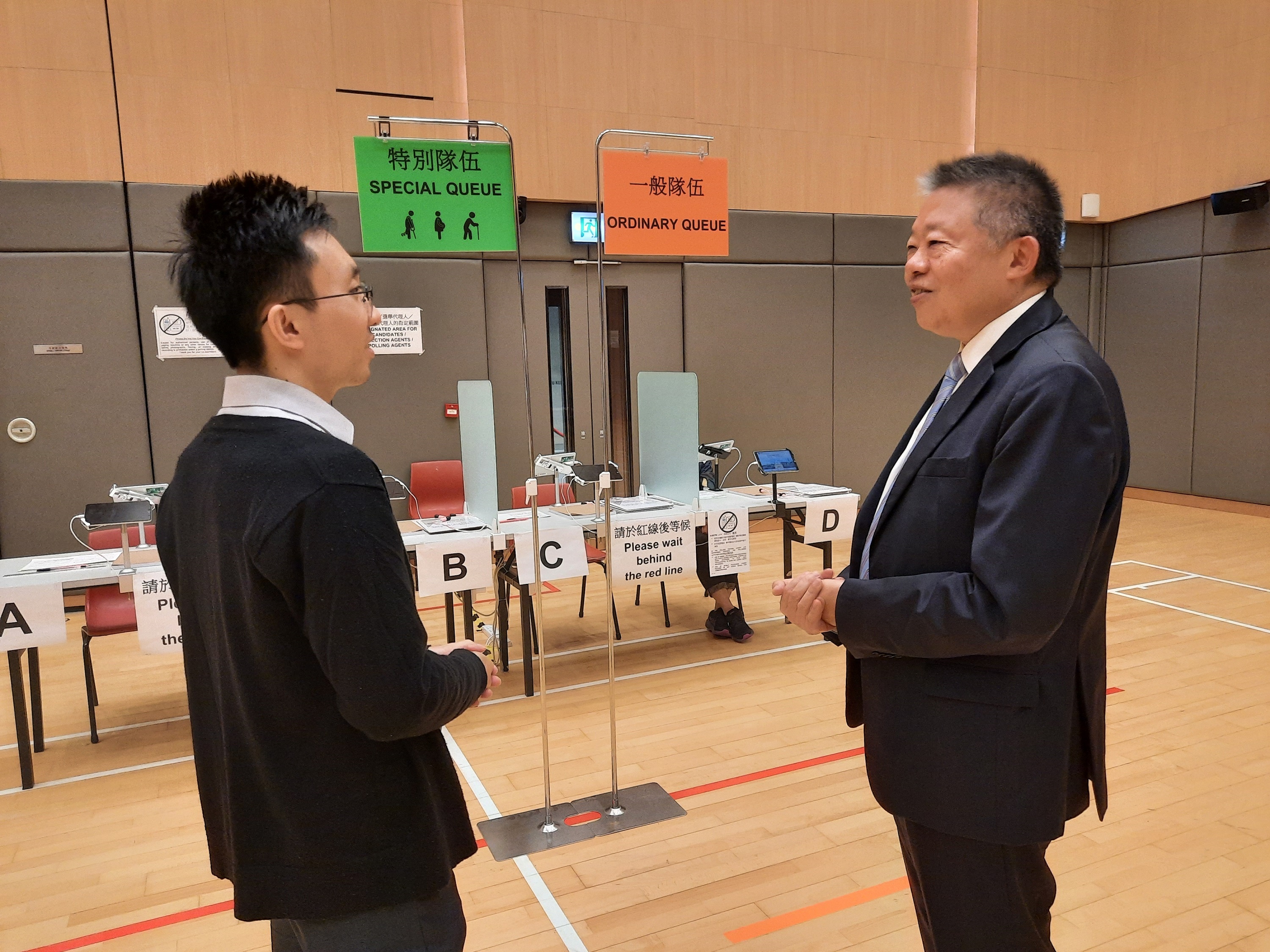 EOC Chairperson Mr Ricky Chu Man-kin visited the mock polling station in North Point Community Hall to review the facilitation measures to be provided on the 2023 District Council Ordinary Election polling day for electors with special needs. 